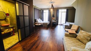 Chambre quadruple Deluxe | Minibar, accès au Wi-Fi (inclus), literie fournie