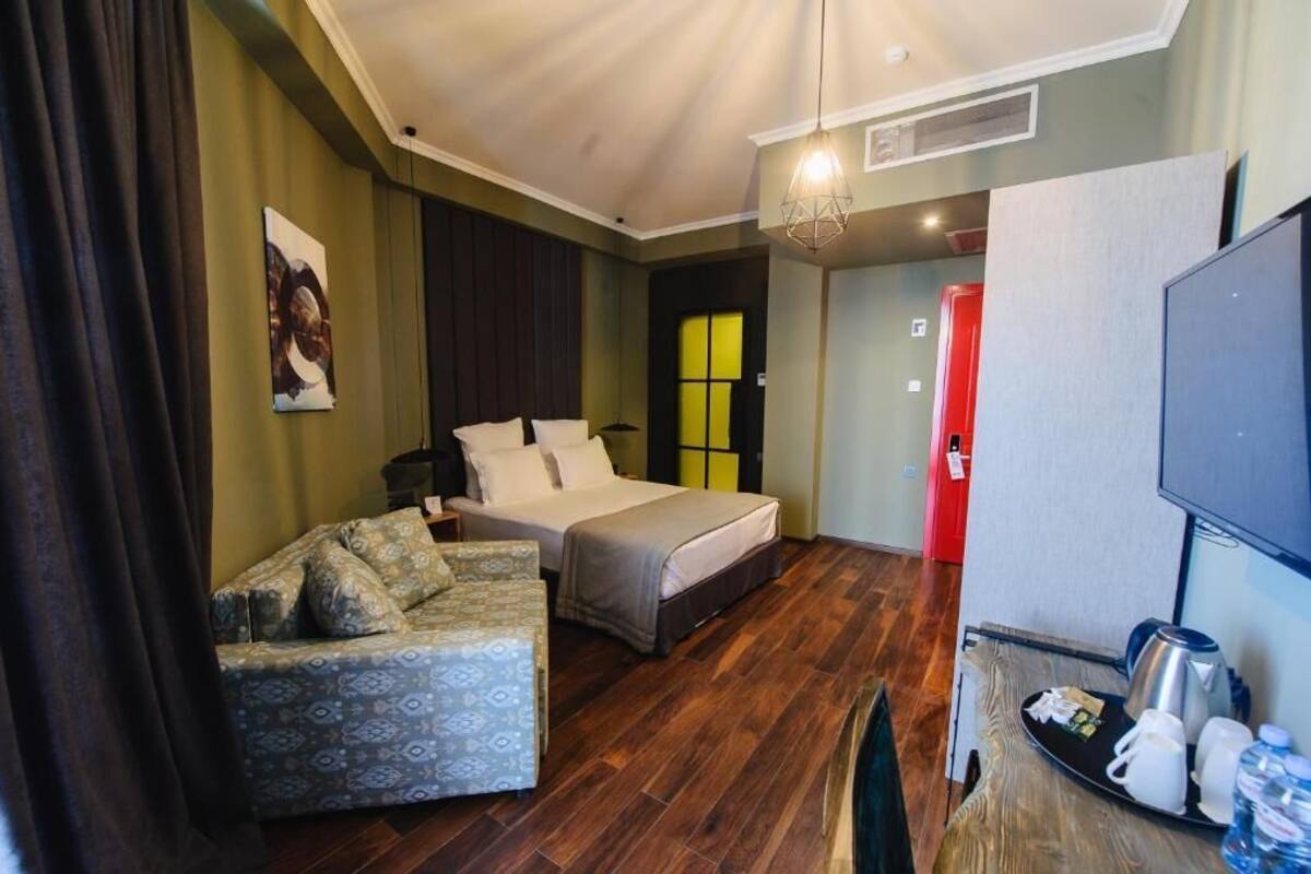Minibar, WiFi (free), bed sheets
