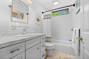 Combined shower/bathtub, hair dryer, towels - Luxury Canal-Front Rental on Longboat Key | Pool, Dock & Lift (Longboat Key)