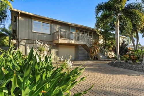 Luxury Canal-Front Rental on Longboat Key | Pool, Dock & Lift