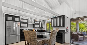 冷蔵庫、電子レンジ、オーブン、コンロ