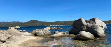 Ubicación cercana a la playa y tumbonas