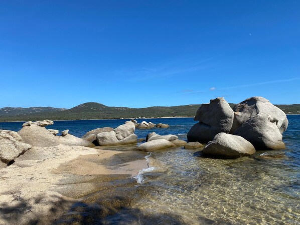 Ranta lähistöllä, aurinkotuoleja