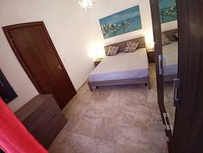 1 habitación, tabla de planchar con plancha, wifi gratis y ropa de cama