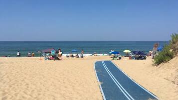 Plage à proximité, chaises longues, serviettes de plage