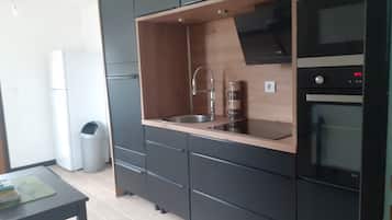 Een koelkast, een microgolfoven, een oven, een kookplaat