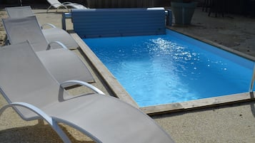 Een buitenzwembad en een verwarmd zwembad