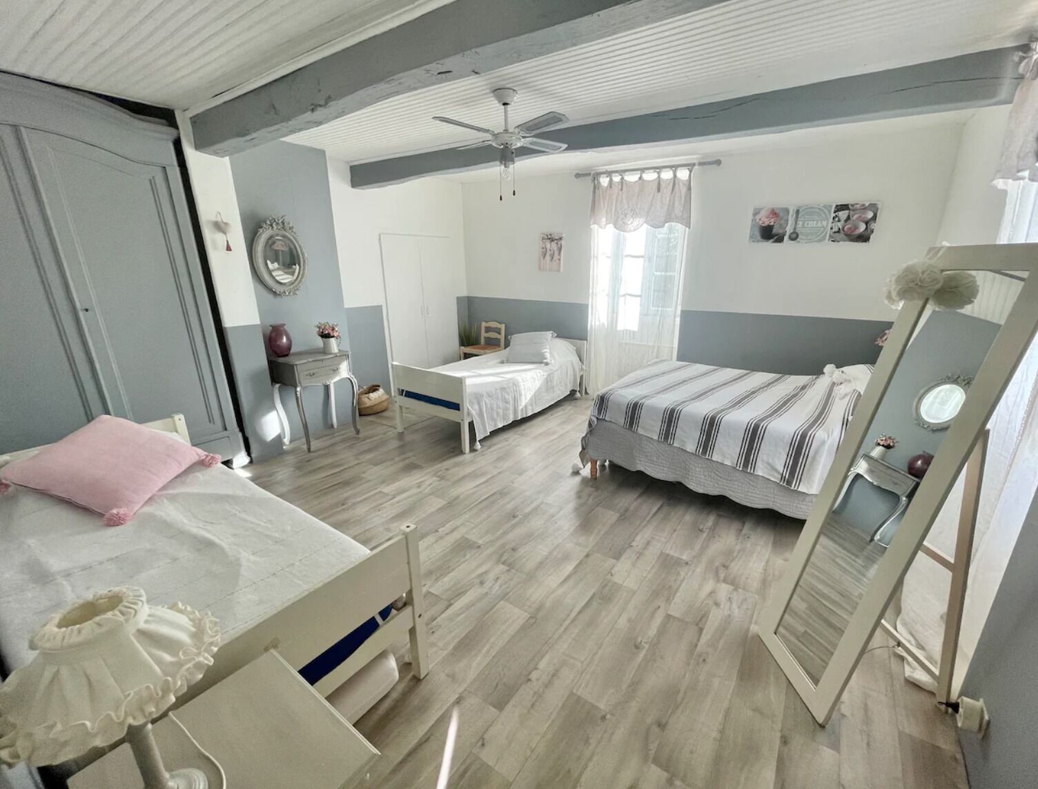 3 slaapkamers, een strijkplank/strijkijzer, gratis wifi, beddengoed