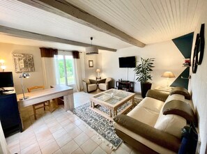 Téléviseur, foyer, lecteur de DVD, table de baby-foot