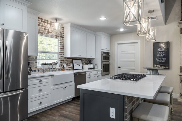 Fridge, microwave, oven, stovetop - 2 BLKs off main; 4 master BR; Entertainment barn w/ AC; fire pit; hot tub (Fredericksburg)