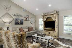 Smart TV - 2 BLKs off main; 4 master BR; Entertainment barn w/ AC; fire pit; hot tub (Fredericksburg)