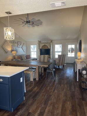 Interior - 2 BLKs off main; 4 master BR; Entertainment barn w/ AC; fire pit; hot tub (Fredericksburg)