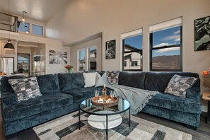 Televisión, chimenea, servicios de streaming y monitor de computadora 