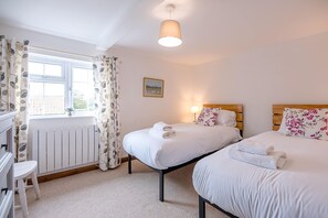 2 bedrooms, laptop workspace, bed sheets - North Cottage, Alderton (Woodbridge)