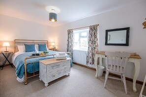 2 bedrooms, laptop workspace, bed sheets - North Cottage, Alderton (Woodbridge)
