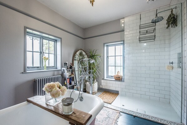 Bathtub, rainfall showerhead, shampoo - Pine Tree Cottage, Easton (Woodbridge)