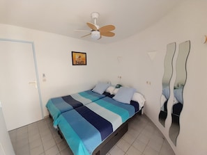 3 habitaciones, tabla de planchar con plancha y cuna de viaje 