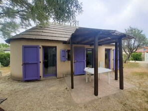 Outdoor dining - Typical farmhouse with large terrace, private garden and pool access (Le Barcarès)