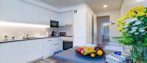 ثلاجة، ميكروويف، فرن، موقد طهي مسطح