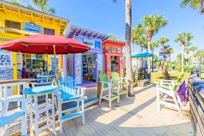 Outdoor dining - Walk to the Beach ~ Quiet Neighborhood ~ Biking Trails ~ Community Pool (Santa Rosa Beach)