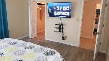 Apartamento, varias camas, patio, vistas a la piscina | 2 dormitorios, tabla de planchar con plancha, wifi gratis y ropa de cama