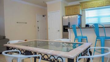 Apartamento, varias camas, patio, vistas a la piscina | Restauración