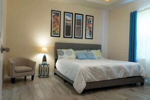 Bloc d'apartaments, diversos llits, pati, vistes a la piscina | 2 dormitoris, planxa i posts de planxar, wifi gratuïta i roba de llit 