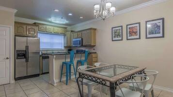 Condo, várias camas, varanda, vista para a piscina | Cozinha privada | Geladeira, micro-ondas, fogão, cooktop