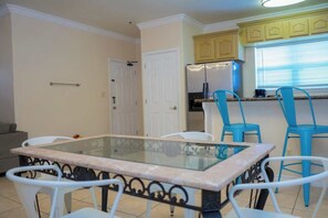 Condo, nhiều giường, sân hiên, quang cảnh hồ bơi | Khu ăn uống