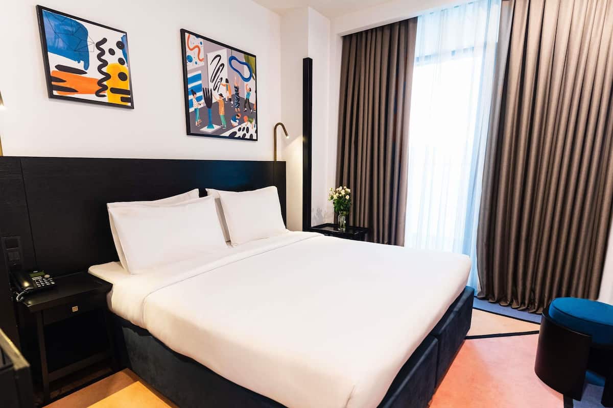 Standard Room, 1 Double Bed | Hypo-allergenic bedding, minibar, in-room safe, desk