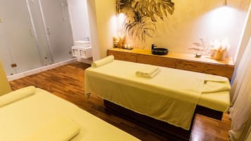 Un sauna, una bañera de hidromasaje, baño turco, baño turco/hammam