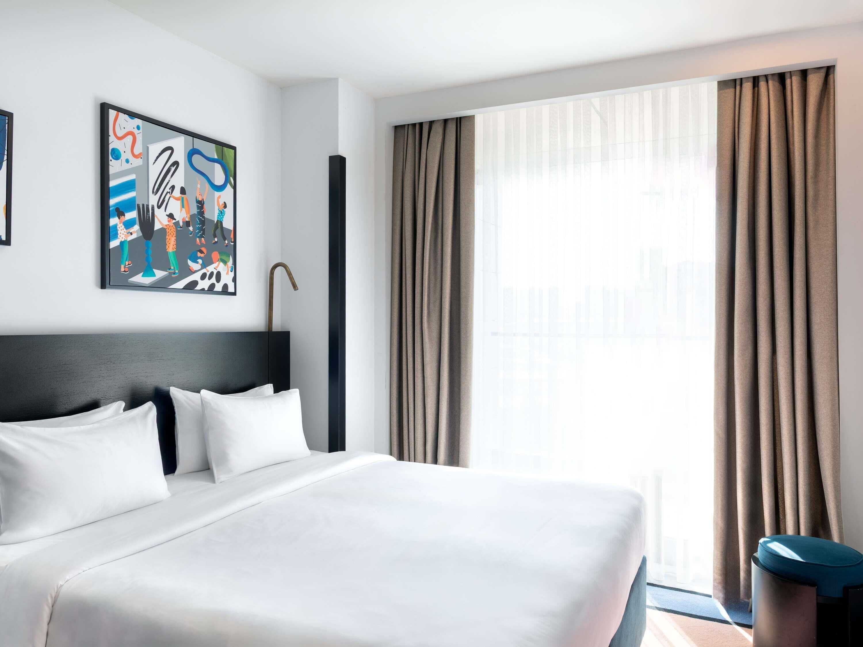 Hypo-allergenic bedding, minibar, in-room safe, desk