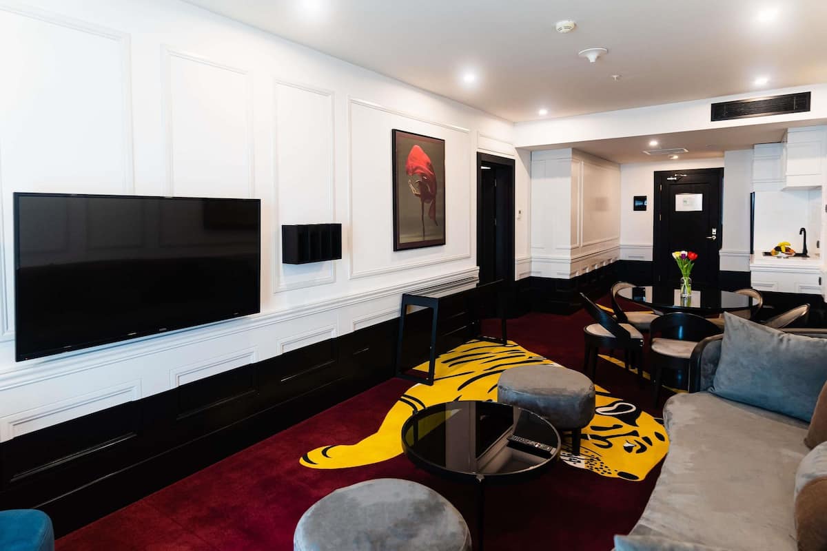 Executive Room, 1 Double Bed | Hypo-allergenic bedding, minibar, in-room safe, desk