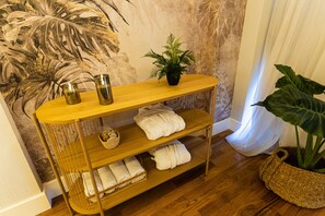Sauna, hot tub, steam room, Turkish bath, aromatherapy