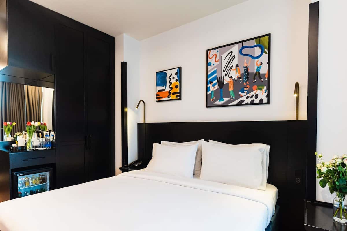 Standard Room, 1 Double Bed | Hypo-allergenic bedding, minibar, in-room safe, desk