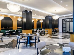 Petit déjeuner, déjeuner et dîner servis sur place