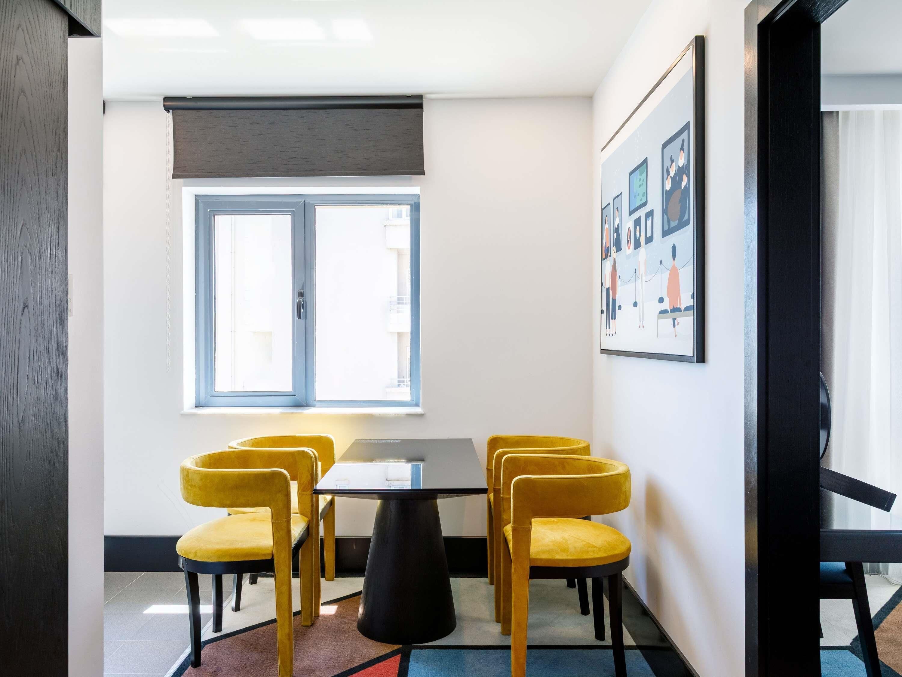 Deluxe Room, 3 Twin Beds | Hypo-allergenic bedding, minibar, in-room safe, desk