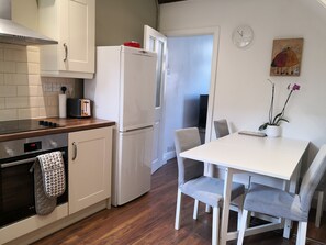 Casa standard, 3 quartos | Cozinha privada | Fogão, chaleira elétrica, torradeira