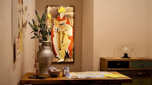 A table with a vase, a smartphone, a bowl, and a map. - Napolicentrico in Napoli (Naples)