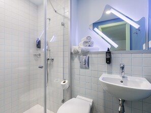 Bruser, miljøvenlige toiletartikler, hårtørrer, håndklæder