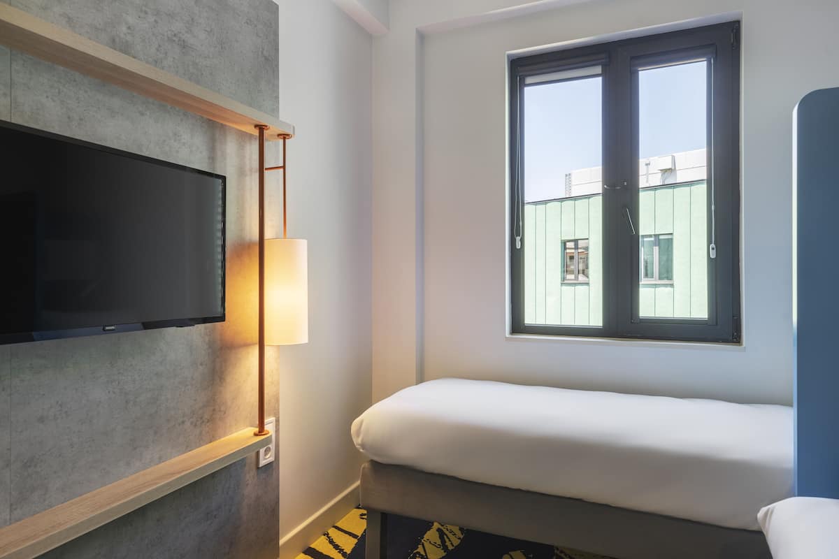 Standard Room, 2 Single Beds | Hypo-allergenic bedding, soundproofing, free WiFi, bed sheets