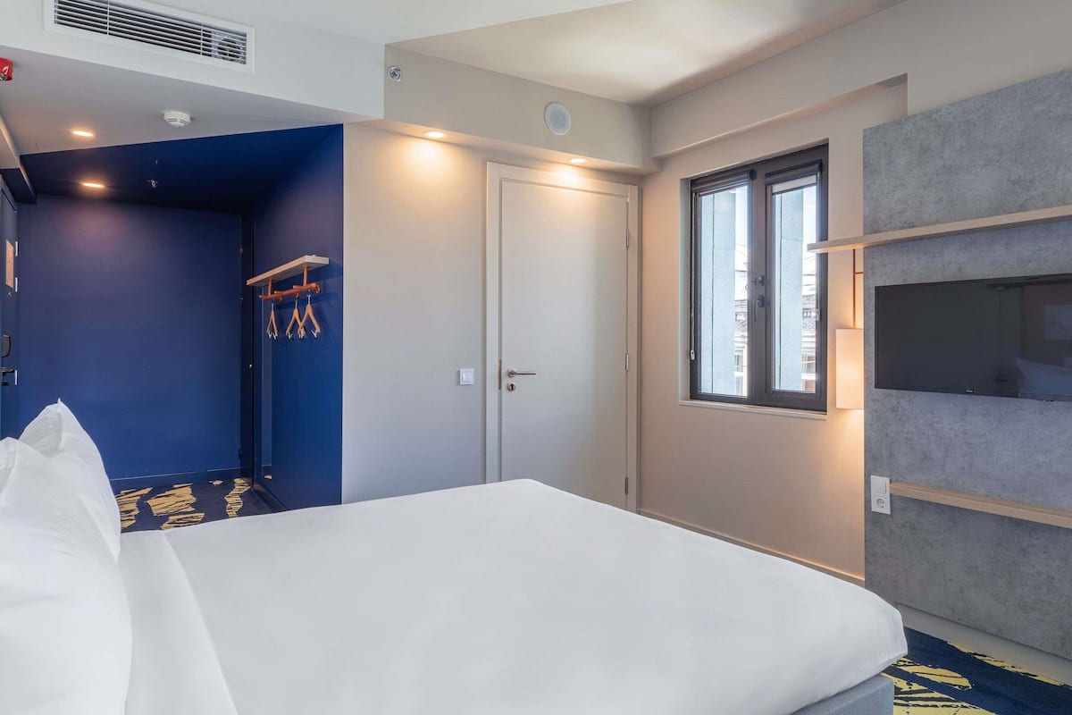 Double Room, 1 Queen Bed, Mobility Accessible (Smart) | Hypo-allergenic bedding available, soundproofing, cribs (free)