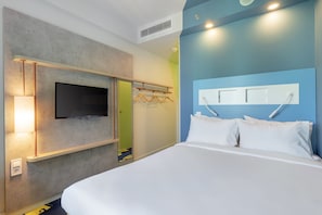 Standard Room, 1 Queen Bed | Hypo-allergenic bedding, soundproofing, free WiFi, bed sheets