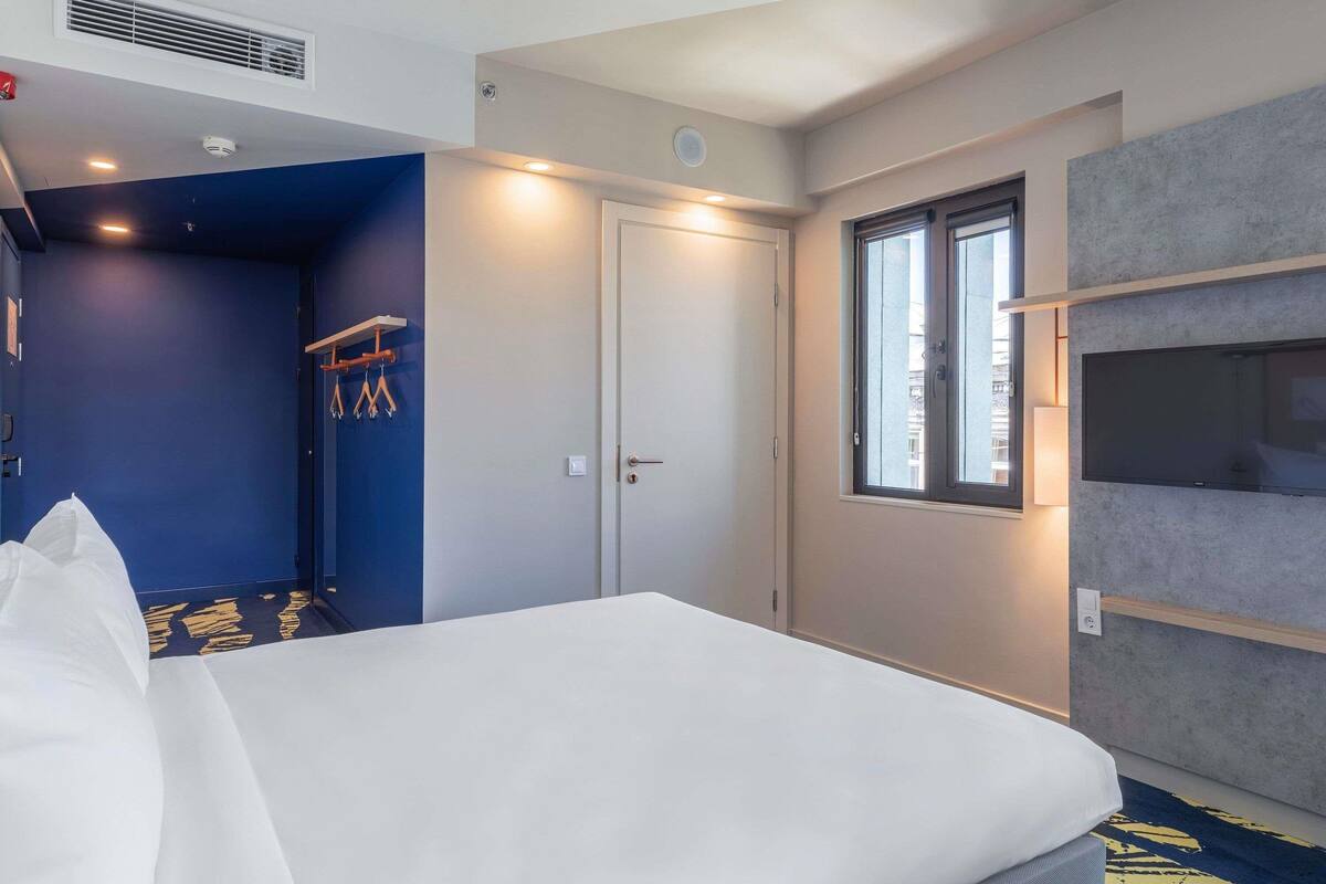 Double Room, 1 Queen Bed, Mobility Accessible (Smart) | Hypo-allergenic bedding available, soundproofing, cribs (free)