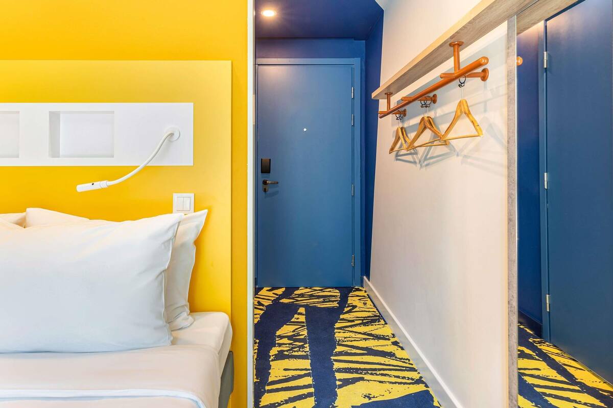 Standard Room, 1 Queen Bed | Hypo-allergenic bedding available, soundproofing, cribs (free)