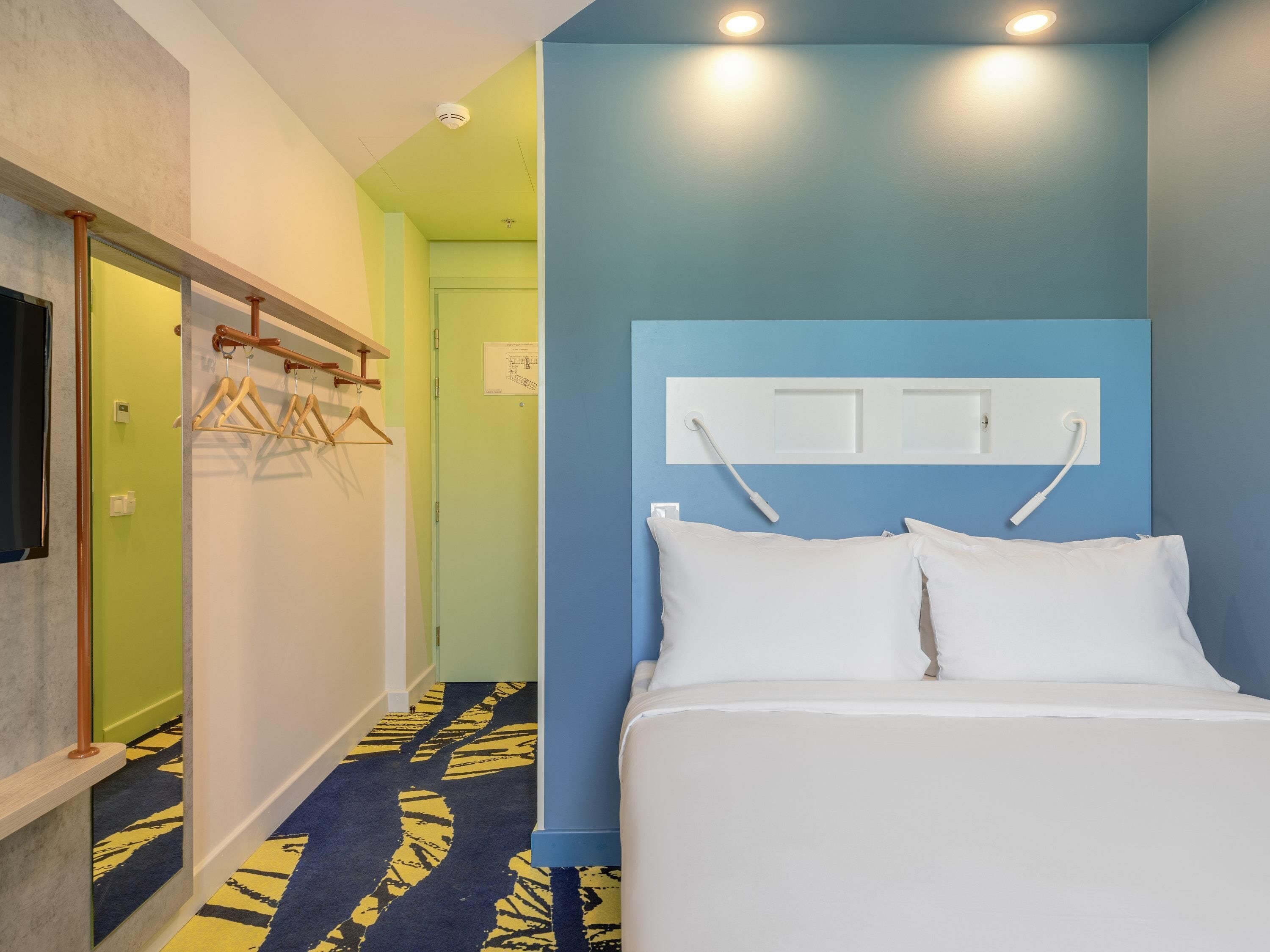 Standard Room, 1 Queen Bed | Hypo-allergenic bedding, soundproofing, free WiFi, bed sheets