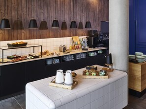 Café da manhã com buffet todos os dias (EUR 8.5 por pessoa) 