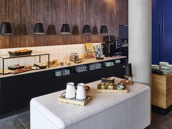 Daily buffet breakfast (EUR 8.5 per person)