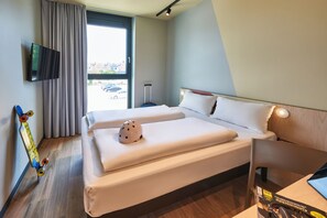 Hypo-allergenic bedding, desk, laptop workspace, soundproofing - Ibis Budget Singen (Singen)