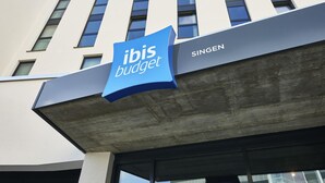 A building with a sign reading "ibis budget" and "SINGEN" on the facade. - Ibis Budget Singen (Singen)